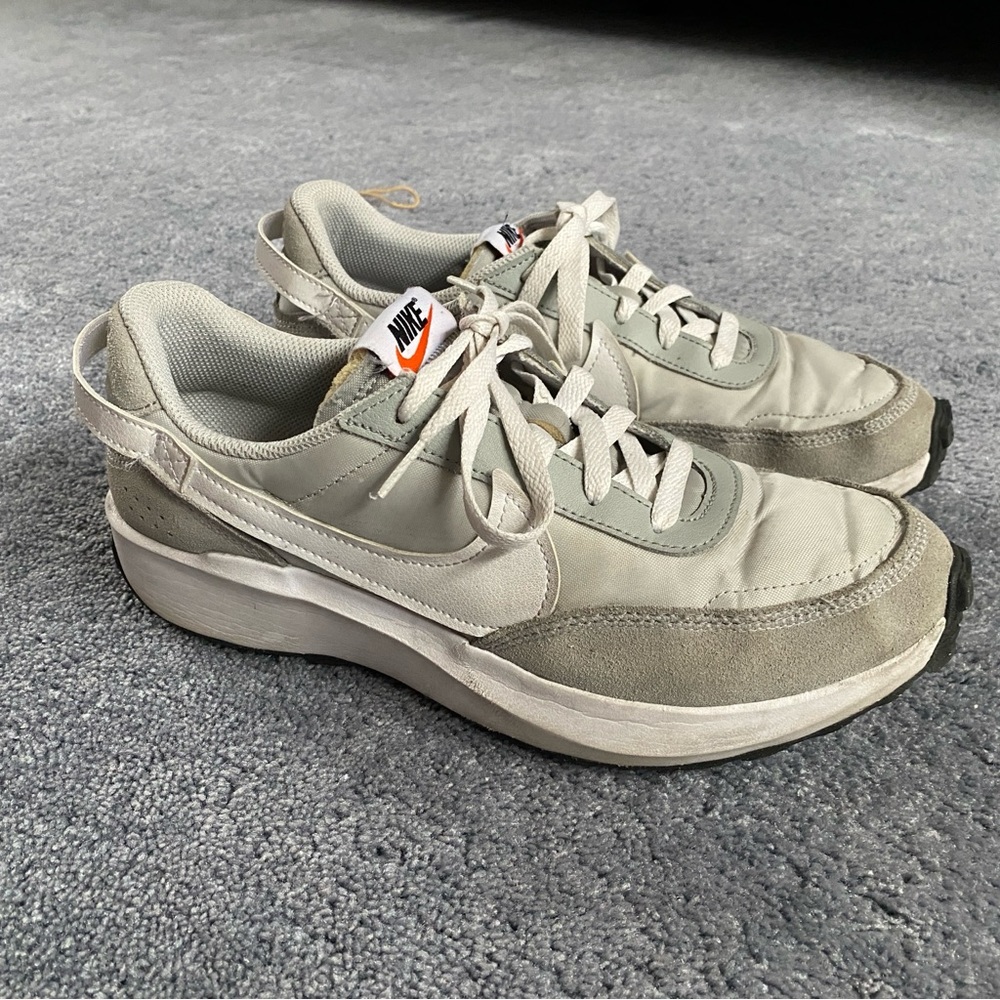 Men’s 9 Nike Waffle Debut light gray